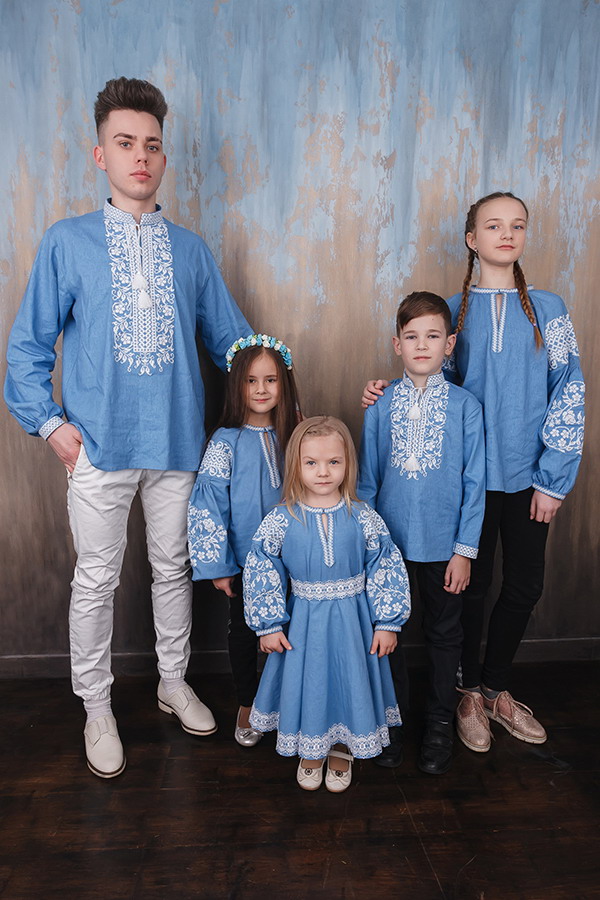 Купити сімейні вишиванки на блакитному льоні