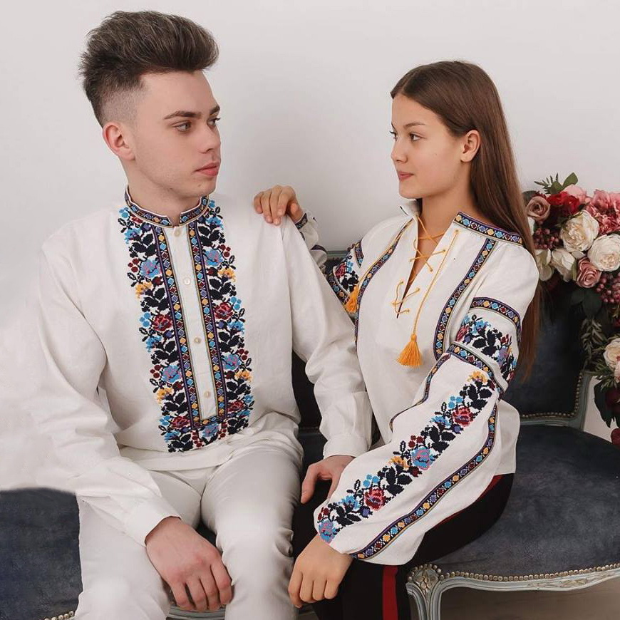 Барвисті вишиванки для пари