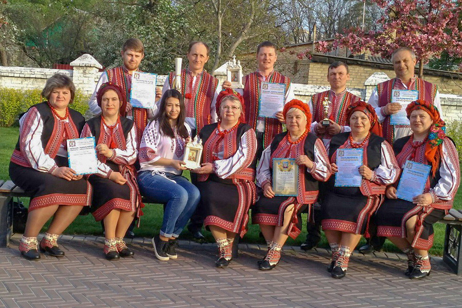 Творчий колектив с. Вишневичі у вишитих сценічних костюмах Любисток