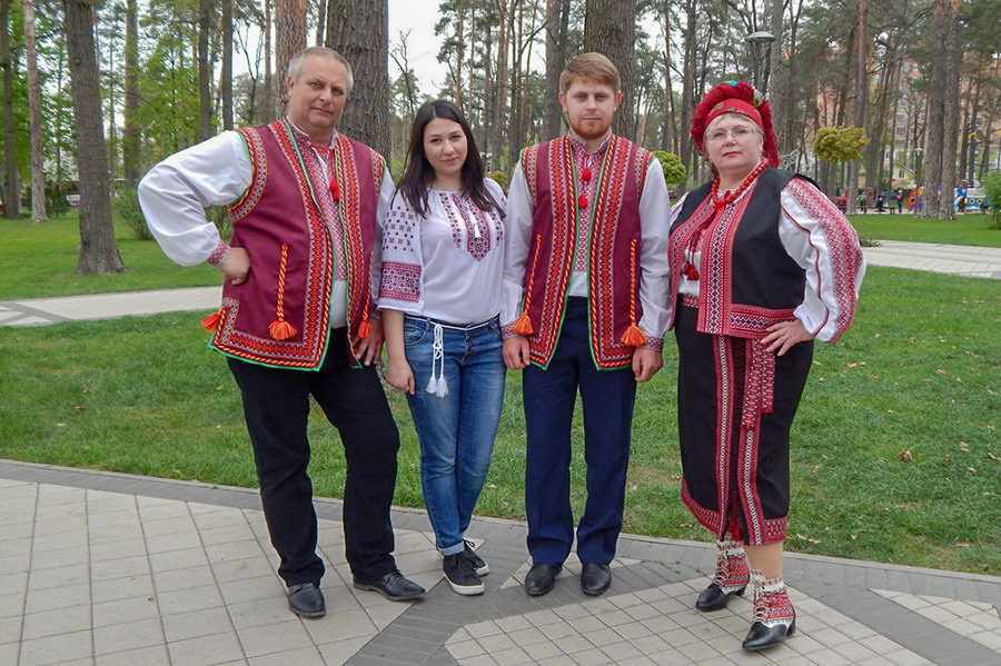 Творчий колектив с. Вишневичі у вишитих сценічних костюмах Любисток